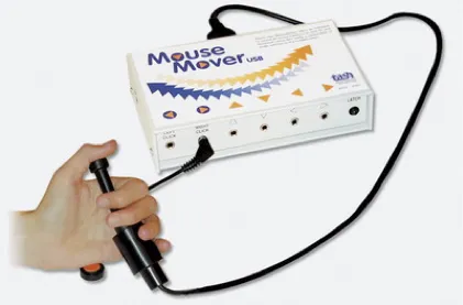 Una mano impugna un joystick collegato con un cavo alla scatola di interfaccia